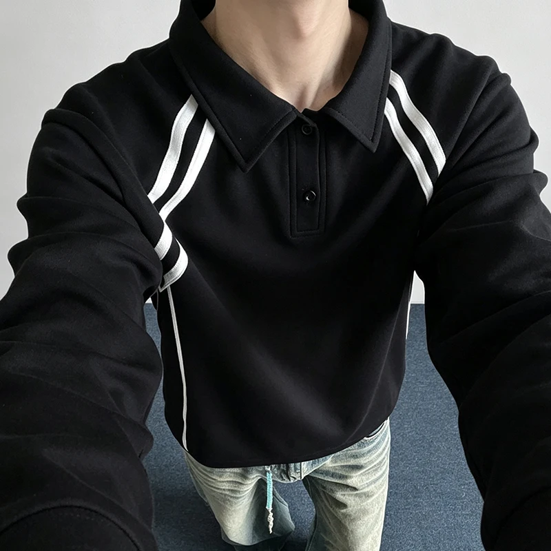 Mens Fashion Summer - ストライプ柄のパネルが組み合わされた、メンズ用長袖ポロシャツ。襟付きでゆったりとしたシルエット、スポーティーなデザインで普段使いにも最適なベーシックなトップス。